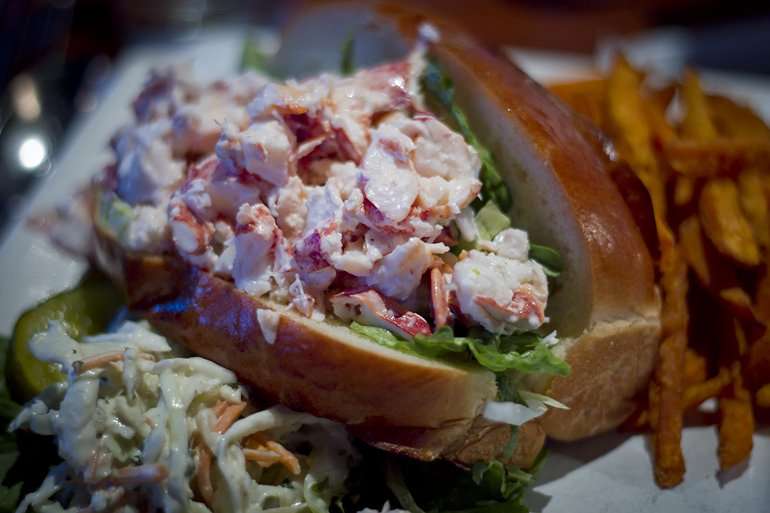 boston lobster roll at joe's