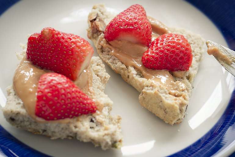 frukost paleoscones jordnötssmör jordgubbar