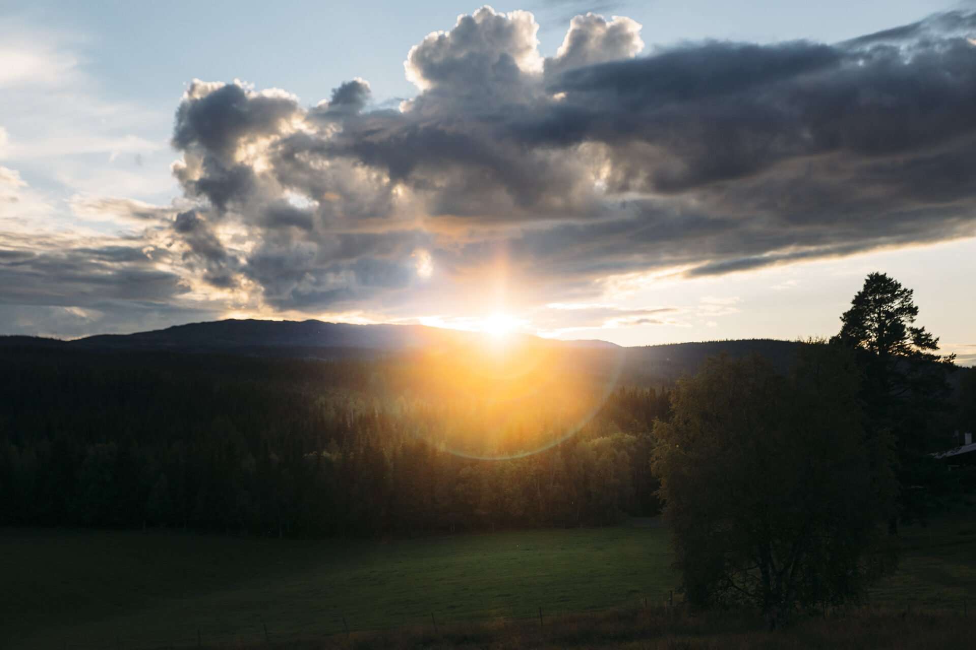 solnedgång vid huset i brattland