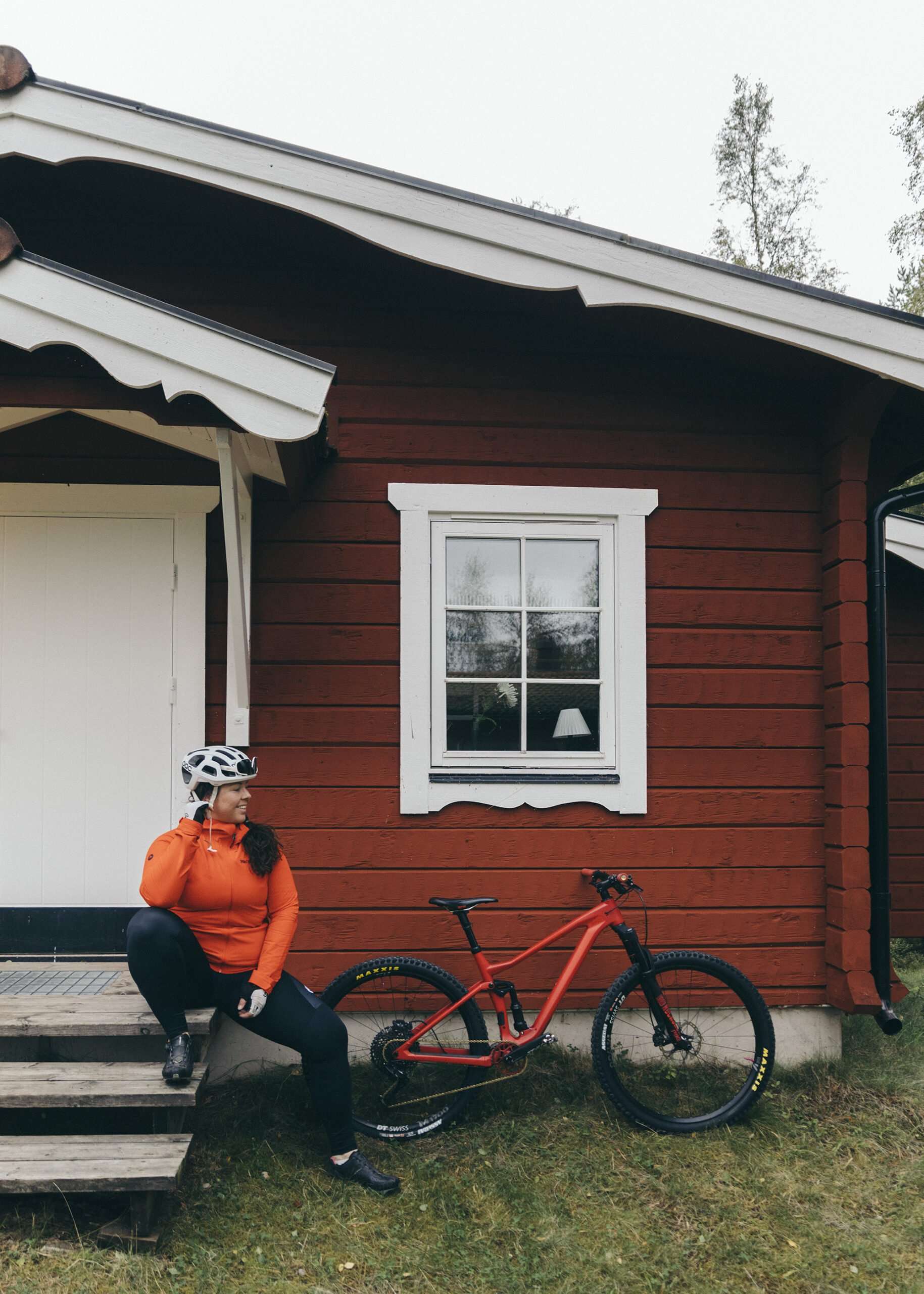 cyklist sitter framför stuga i säfsen