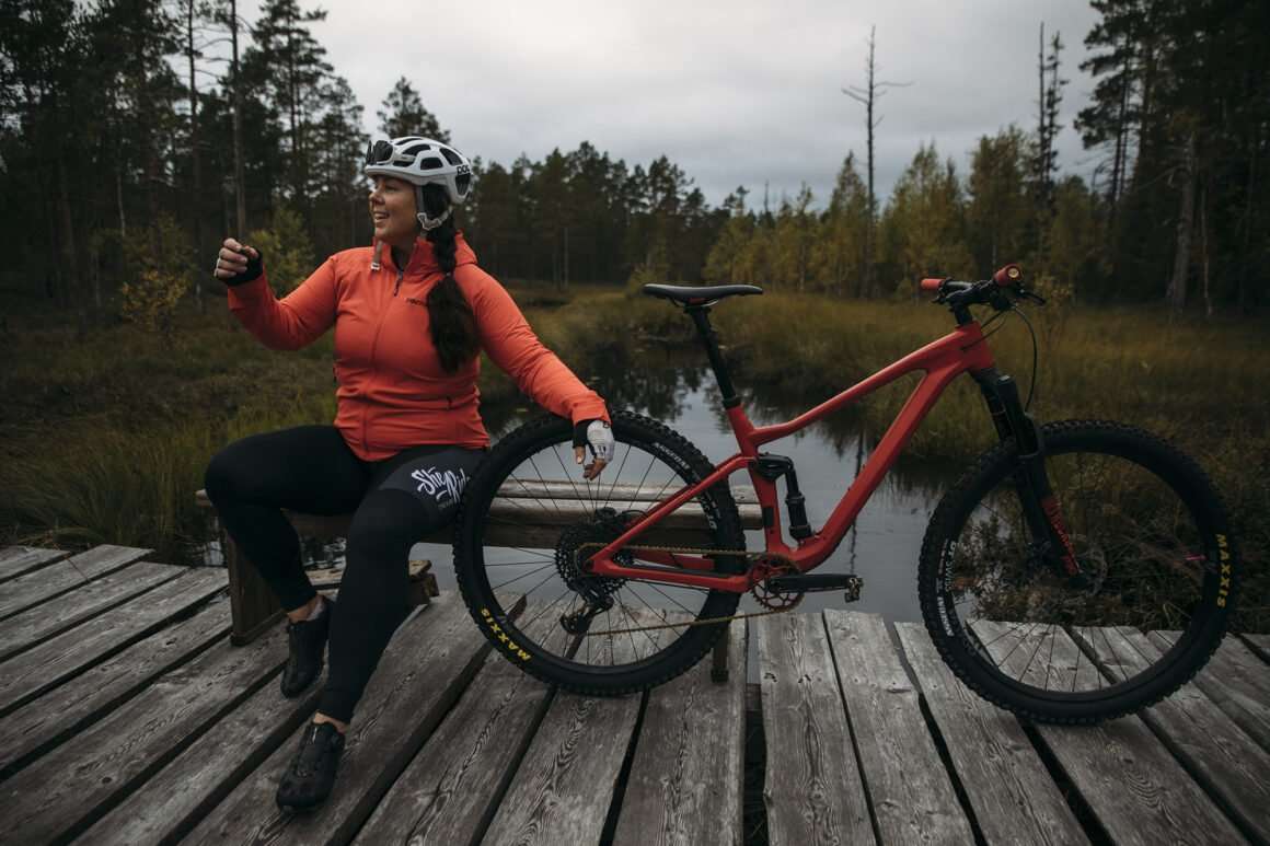 mtb-cykling i säfsen i fin skog med grön mossa