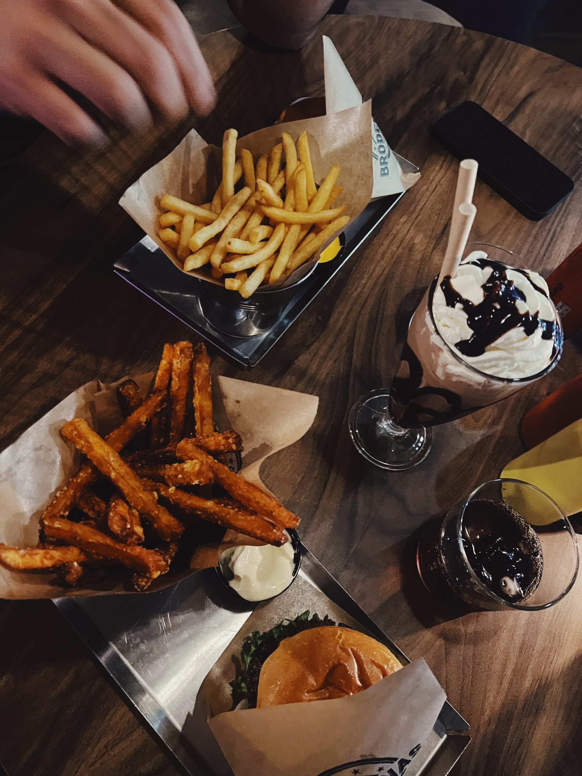 hamburgare och pommes på brödernas